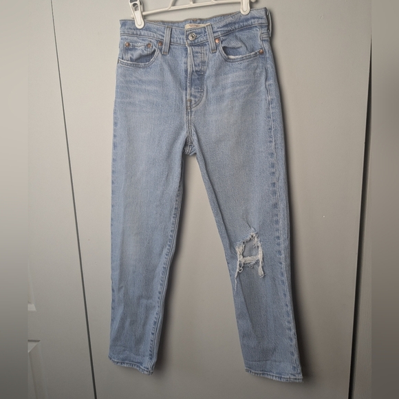 LEVI'S Wedgie Straight Jeans Pants Women Size 26x26 Light Blue Distressed Crop - Picture 1 of 14